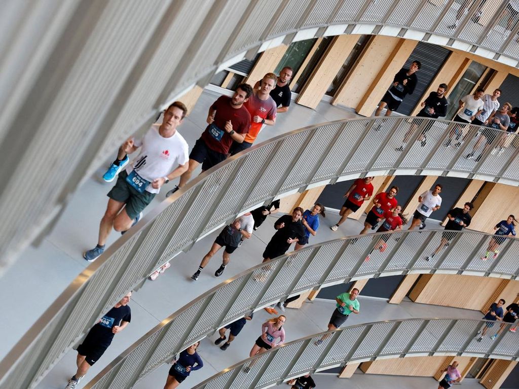 Lomba Unik! Ribuan Pelari Taklukkan Lintasan Melingkar Lomba Unik! Ribuan Pelari Taklukkan Lintasan Melingkar