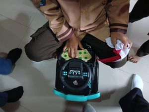 Ngalam Mbois: Mahasiswa UMM Buat Stroller Ajaib Bantu Anak Disabilitas Ngalam Mbois: Mahasiswa UMM Buat Stroller Ajaib Bantu Anak Disabilitas