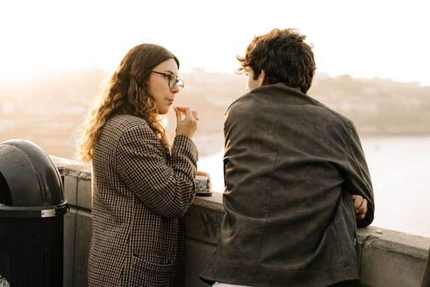 Mendengarkan tanpa menyela adalah kebiasaan sederhana yang bisa meningkatkan pesona seseorang tanpa banyak usaha/Foto: Unsplash/Matheus Câmara da Silva Mendengarkan tanpa menyela bukan hanya etika berkomunikasi, melainkan juga kebiasaan positif yang mencerminkan kedewasaan emosional. Dalam hubungan apa pun, kemampuan untuk benar-benar hadir dan memahami lawan bicara menciptakan rasa aman dan dihargai bagi mereka. Di balik kesederhanaannya, kebiasaan ini menyimpan kekuatan besar untuk mempererat koneksi antarmanusia.