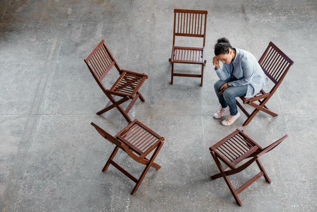 Merasa hampa bukan sekadar sedang sedih, tapi tanda bahwa energi emosionalmu telah terkuras. Secara psikologis, kondisi ini menunjukkan otak dan hati butuh waktu untuk pulih dari tekanan yang terus menumpuk.