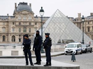 Museum Louvre Ditutup Usai Dibobol Maling, Turis Bingung Saat Disuruh Pulang Museum Louvre Ditutup Usai Dibobol Maling, Turis Bingung Saat Disuruh Pulang