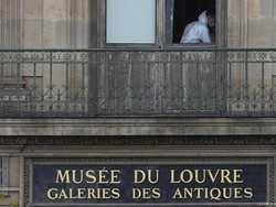 Museum Louvre Dibobol, Pencuri Gasak Mahkota dalam 4 Menit Museum Louvre Dibobol, Pencuri Gasak Mahkota dalam 4 Menit