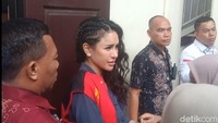 Nikita Mirzani Siap Hadapi Vonis Dugaan Pemerasan dan TPPU Nikita Mirzani Siap Hadapi Vonis Dugaan Pemerasan dan TPPU