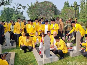 Golkar Ziarah ke TMP Kalibata di HUT ke-61, Hadiri Makam Habibie-Harmoko