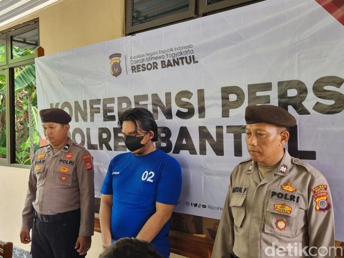 Pelaku penggelapan dalam jabatan, GTW (35) saat di Polsek Pundong, Bantul, Senin (20/10/2025).