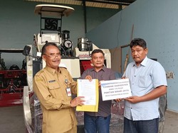 Dukung Swasembada Pangan, Pemkab Lamongan Salurkan Mesin Kombi ke Petani