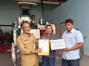 Dukung Swasembada Pangan, Pemkab Lamongan Salurkan Mesin Kombi ke Petani Dukung Swasembada Pangan, Pemkab Lamongan Salurkan Mesin Kombi ke Petani