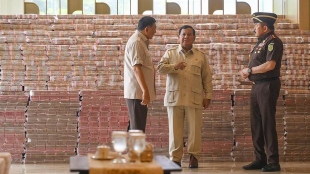 Presiden Prabowo Subianto (tengah) berbincang dengan Jaksa Agung ST Burhanuddin (kanan) dan Menhan Sjafrie Sjamsoeddin (kiri) saat menghadiri penyerahan duit pengganti kerugian negara hasil korupsi minyak kelapa sawit (CPO) di Kejaksaan Agung, Jakarta, Senin (20/10/2025). Kejaksaan Agung menyerahkan duit pengganti kerugian negara senilai Rp13,2 triliun kepada negara dari hasil tindak pidana korupsi pemberian akomodasi ekspor CPO dan turunannya. ANTARA FOTO/Hafidz Mubarak A/YU