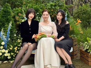 Foto Joy Red Velvet di Nikahan Adiknya Bikin Salfok, Seperti Ada Tiga Joy Foto Joy Red Velvet di Nikahan Adiknya Bikin Salfok, Seperti Ada Tiga Joy