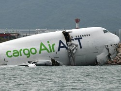 Video: Pesawat Kargo Jatuh ke Laut di Hong Kong, 2 Orang Tewas