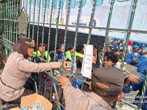 Momen Hangat Polisi Beri Air ke Mahasiswa Demo Depan Kantor Gubernur Jateng