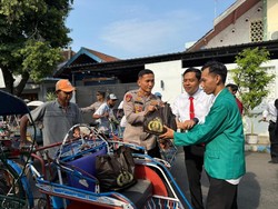 Polres Ponorogo dan Mahasiswa Gelar Baksos untuk 250 Tukang Becak