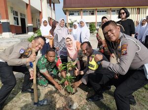 Keseruan Siswa SMP di Pekanbaru Tanam Pohon hingga Jajal Helm Tim RAGA Keseruan Siswa SMP di Pekanbaru Tanam Pohon hingga Jajal Helm Tim RAGA