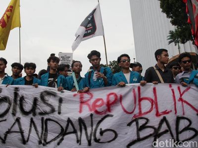 Potret Demo 1 Tahun Pemerintahan Prabowo-Gibran di Jakarta