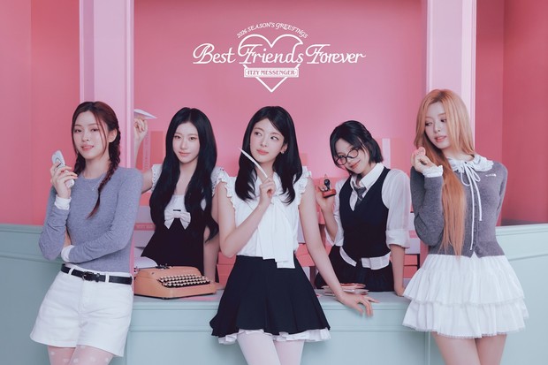 Potret ITZY dalam foto konsep Season's Greeting 2026/ Foto: instagram.com/itzy.all.in.us ITZY memancarkan pesona lembut nan manis dalam foto konsep Season's Greeting 2026. Seluruh membernya tersenyum cantik di ruangan berlatar merah muda.