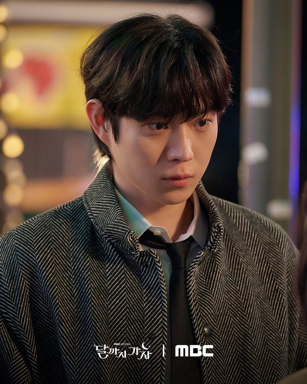 Potret Kim Young Dae di To The Moon/ Foto: instagram.com/mbcdrama_now Kim Young Dae berperan sebagai direktur tim Big Data TF di perusahaan Maron Confectionary.