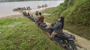 Potret Warga Sekernan Andalkan Perahu untuk Seberangi Sungai Batanghari