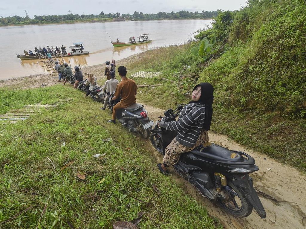 Potret Warga Sekernan Andalkan Perahu untuk Seberangi Sungai Batanghari Potret Warga Sekernan Andalkan Perahu untuk Seberangi Sungai Batanghari