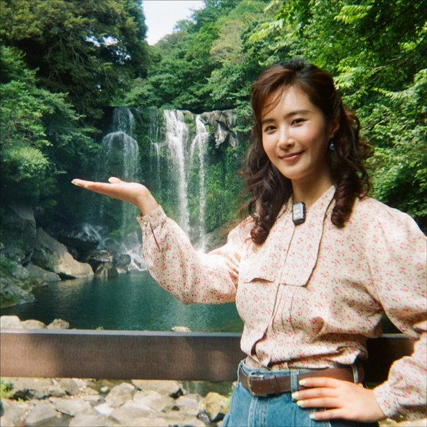 Potret Yuri SNSD bergaya retro di Pulau Jeju/ Foto: instagram.com/yulyulk Pada (13/10) kemarin, Yuri SNSD membagikan foto-fotonya ketika melakukan perjalanan ke Pulau Jeju. Bertema retro, gaya penampilan Yuri sukses menyita perhatian.