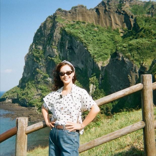 Potret Yuri SNSD bergaya retro di Pulau Jeju/ Foto: instagram.com/yulyulk Dalam perjalanannya ke Pulau Jeju, Yuri banyak mengingat kedua orangtuanya. Bahkan di salah satu foto, Yuri menirukan pose sang ibu ketika berbulan madu di Pulau Jeju.