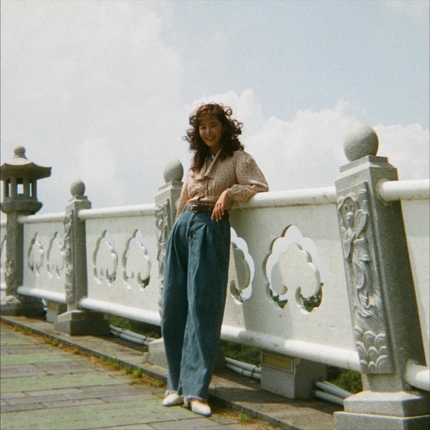 Potret Yuri SNSD bergaya retro di Pulau Jeju/ Foto: instagram.com/yulyulk Postingan sederet foto bergaya retro dari Yuri sukses mendapatkan reaksi hangat dari para pengikutnya di media sosial mulai dari sesama member SNSD hingga para penggemar.