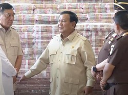 Saat Prabowo Berdiri di Depan Gunung Duit Pengganti Kerugian Negara