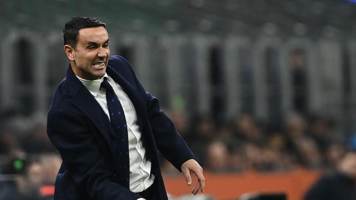 Fiorentinas Italian coach Raffaele Palladino gestures during the Italian Serie A football match between Inter Milan and Fiorentina at the San Siro Stadium in Milan on February 10, 2025. (Photo by Isabella BONOTTO / AFP)