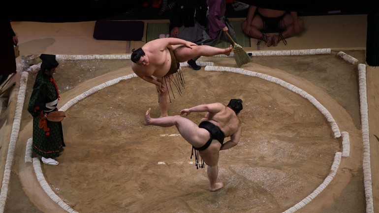 Pegulat sumo Jepang bersiap di atas ring pada malam pembukaan turnamen eksibisi di Royal Albert Hall, London. Foto: Action Images via Reuters/Paul Childs
