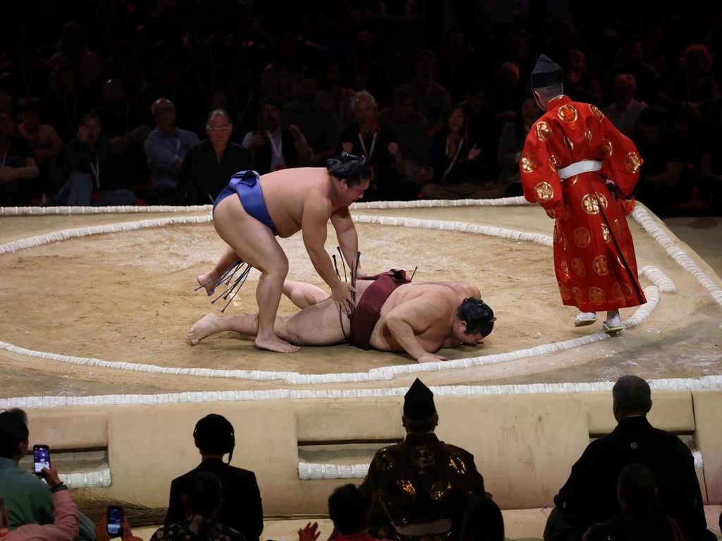 Royal Albert Hall Jadi Saksi Kembalinya Sumo ke Inggris Setelah 34 Tahun Royal Albert Hall Jadi Saksi Kembalinya Sumo ke Inggris Setelah 34 Tahun