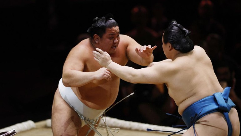Acara tersebut, yang merupakan pertandingan sumo pertama di Inggris dalam 34 tahun, bertujuan untuk mempererat hubungan kedua negara, menurut Hakkaku Nobuyoshi, ketua Asosiasi Sumo Jepang. Foto: Action Images via Reuters/Peter Cziborra Acara tersebut, yang merupakan pertandingan sumo pertama di Inggris dalam 34 tahun, bertujuan untuk mempererat hubungan kedua negara, menurut Hakkaku Nobuyoshi, ketua Asosiasi Sumo Jepang. Foto: Action Images via Reuters/Peter Cziborra