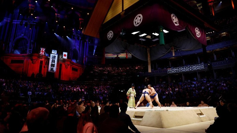 Penonton memadati Royal Albert Hall sambil meneriakkan dukungan untuk para pegulat favorit mereka di turnamen sumo pertama di Inggris sejak 1991. Foto: Action Images via Reuters/Peter Cziborra Penonton memadati Royal Albert Hall sambil meneriakkan dukungan untuk para pegulat favorit mereka di turnamen sumo pertama di Inggris sejak 1991. Foto: Action Images via Reuters/Peter Cziborra