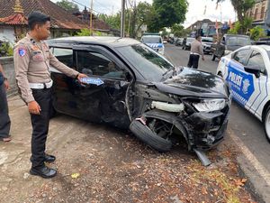 Mobil Tabrak Truk dan Senggol Motor di Jalan Denpasar-Gilimanuk Mobil Tabrak Truk dan Senggol Motor di Jalan Denpasar-Gilimanuk