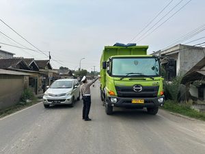Polisi-Dishub Tertibkan Truk Tambang Langgar Jam Operasional di Serang Polisi-Dishub Tertibkan Truk Tambang Langgar Jam Operasional di Serang