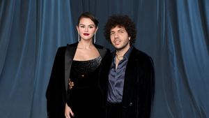 Aura Manten Baru, Selena Gomez & Benny Blanco Debut di Red Carpet Pascanikah