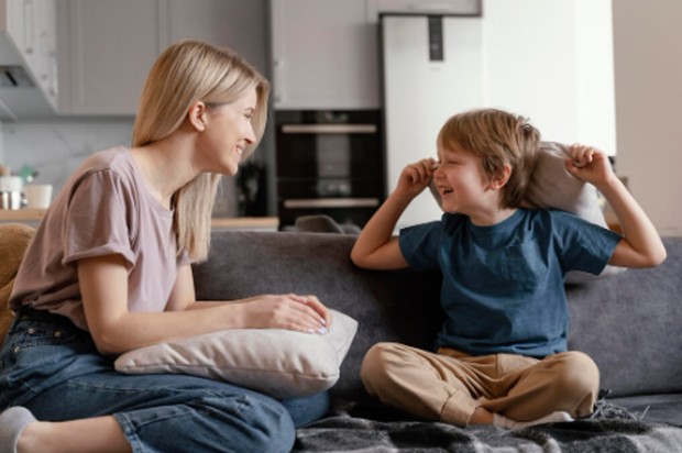 Dengan menyelipkan kalimat yang challenging anak dapat menumbuhkan rasa percaya pada diri sendiri/Foto: Freepik.com/Freepik