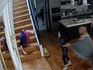 Detik-detik Adam, Anak Shireen Sungkar dan Teuku Wisnu Jatuh dari Tangga Rumah Detik-detik Adam, Anak Shireen Sungkar dan Teuku Wisnu Jatuh dari Tangga Rumah