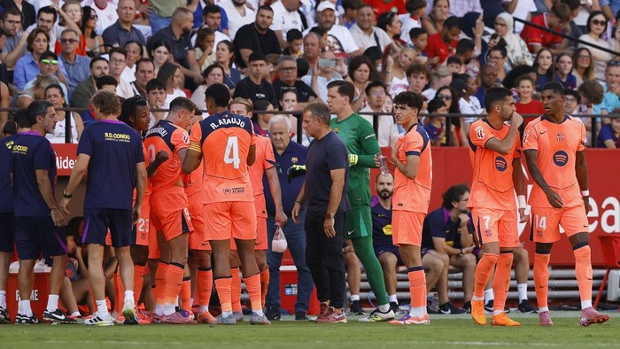 Soccer Football - LaLiga - Sevilla v FC Barcelona - Ramon Sanchez Pizjuan, Seville, Spain - October 5, 2025 General view of FC Barcelona players and coach Hansi Flick during a water break REUTERS/Marcelo Del Pozo