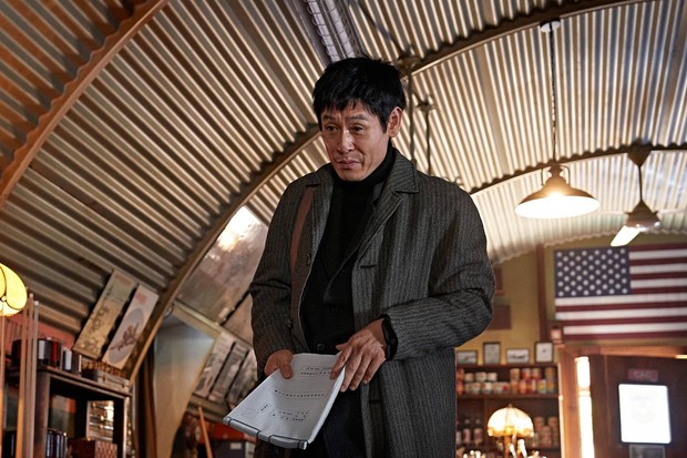 Sul Kyung Gu di Film Good News / Foto : x.com/Netflixkr Tidak ada nama khusus yang diberikan kepada Sul Kyung Gu di film Good News, namun dia memiliki andil yang besar terhadap beberapa kejadian penting di Korea Selatan.