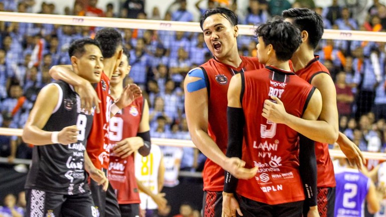 Pebola voli LavAni Navy Hendra Kurniawan (tengah) melakukan selebrasi bersama rekannya usai mencetak poin saat melawan TNI AU Electric pada pertandingan Grand Final Livoli Divisi Utama di GOR Ki Mageti, Magetan, Jawa Timur, Minggu (19/10/2025). LavAni Navy berhasil menjadi juara pertama Livoli Divisi Utama setelah menang atas TNI AU Electric dengan skor 3-0 (25-21, 28-26, 25-14). ANTARA FOTO/Muhammad Mada Pebola voli LavAni Navy Hendra Kurniawan (tengah) melakukan selebrasi bersama rekannya usai mencetak poin saat melawan TNI AU Electric pada pertandingan Grand Final Livoli Divisi Utama di GOR Ki Mageti, Magetan, Jawa Timur, Minggu (19/10/2025). LavAni Navy berhasil menjadi juara pertama Livoli Divisi Utama setelah menang atas TNI AU Electric dengan skor 3-0 (25-21, 28-26, 25-14). ANTARA FOTO/Muhammad Mada