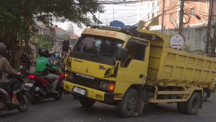 Truk Mogok di Cimanggis Depok Arah Cibubur Junction