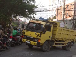 Truk Mogok di Cimanggis Depok Arah Cibubur Junction, Lalin Macet