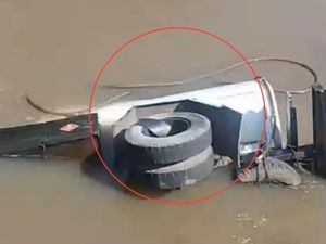 Truk BBM Terjun ke Sungai di Pinrang, 2 Orang Terluka Truk BBM Terjun ke Sungai di Pinrang, 2 Orang Terluka