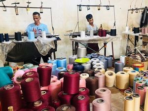 Lewat Shopee, UMKM Garut Ini Buktikan Rajut Bisa Jadi Industri Modern Lewat Shopee, UMKM Garut Ini Buktikan Rajut Bisa Jadi Industri Modern