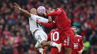 Mac Allister terkapar lantaran kena sikut rekannya sendiri, Virgil van Dijk. Foto: REUTERS/Phil Noble