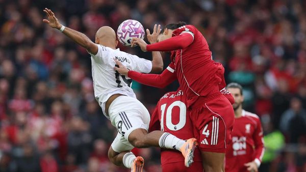 Momen Van Dijk Seruduk Lawan, Bikin Terkapar Kawan