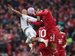 Mac Allister terkapar lantaran kena sikut rekannya sendiri, Virgil van Dijk. Foto: REUTERS/Phil Noble