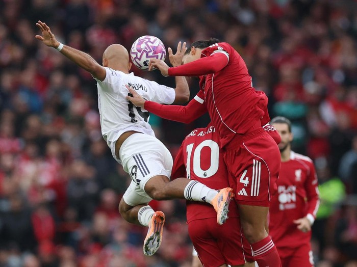Soccer Football - Premier League - Liverpool v Manchester United - Anfield, Liverpool, Britain - October 19, 2025 Liverpool's Virgil van Dijk and Manchester United's Bryan Mbeumo collide with Liverpool's Alexis Mac Allister before Bryan Mbeumo runs on to scores their first goal REUTERS/Phil Noble EDITORIAL USE ONLY. NO USE WITH UNAUTHORIZED AUDIO, VIDEO, DATA, FIXTURE LISTS, CLUB/LEAGUE LOGOS OR 'LIVE' SERVICES. ONLINE IN-MATCH USE LIMITED TO 120 IMAGES, NO VIDEO EMULATION. NO USE IN BETTING, GAMES OR SINGLE CLUB/LEAGUE/PLAYER PUBLICATIONS. PLEASE CONTACT YOUR ACCOUNT REPRESENTATIVE FOR FURTHER DETAILS..