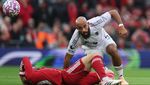 Momen Van Dijk Seruduk Lawan, Bikin Terkapar Kawan
