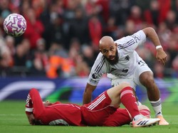 Ini momen beberapa saat sebelum Mac Allister mendapat perawatan. Foto: REUTERS/Phil Noble