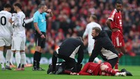 Sebelum itu, ia sempat terkapar di atas lapangan. Foto: REUTERS/Phil Noble